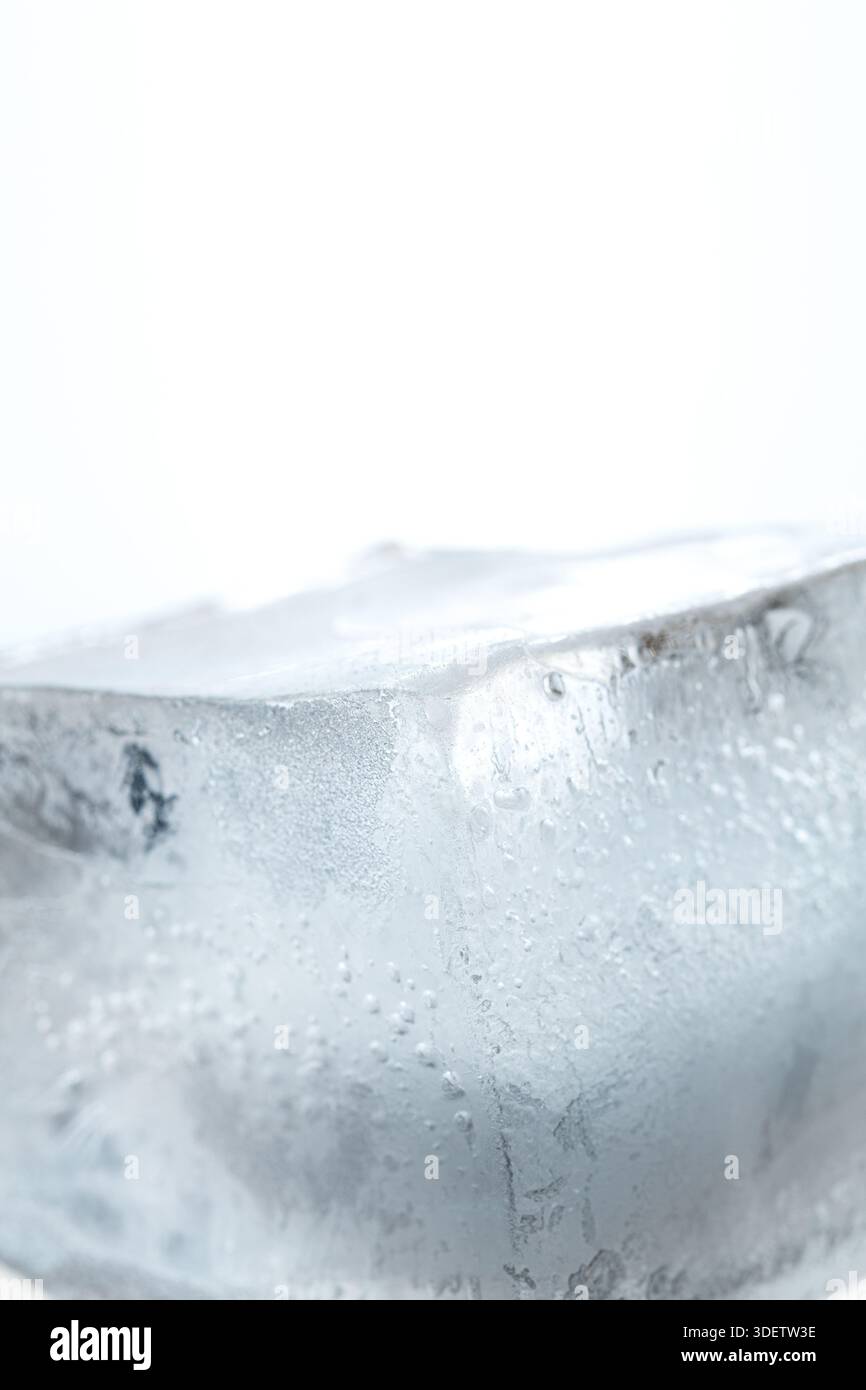 Glace transparente sur un fond blanc gros plan isolé Banque D'Images