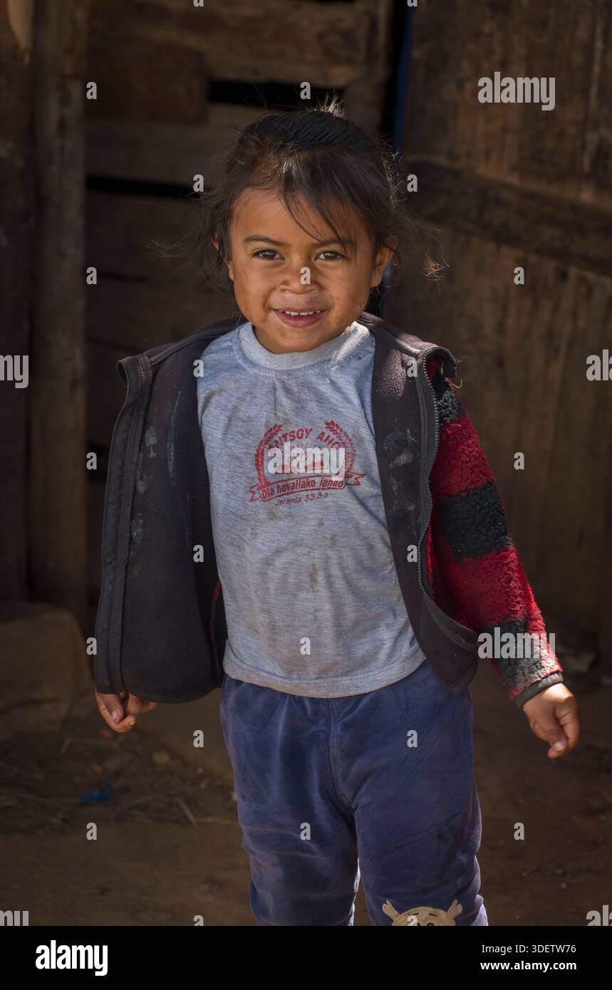 Portrait d'une jeune fille malgache à un étal de marché à côté de la route RN7 entre Ambohimandroso et Antsirabe, Madagascar. Banque D'Images