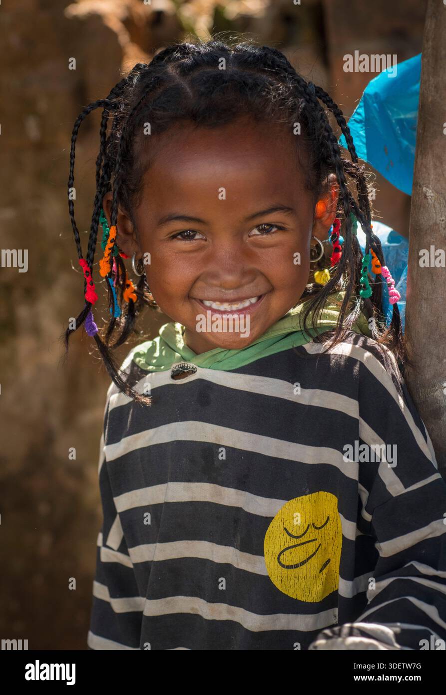 Portrait d'une jeune fille malgache à un étal de marché à côté de la route RN7 entre Ambohimandroso et Antsirabe, Madagascar. Banque D'Images