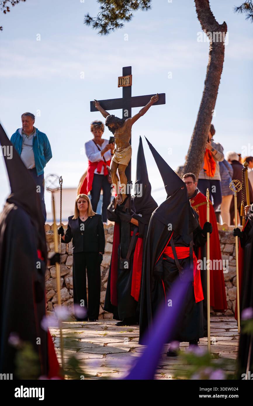 Le flotteur Crucifixion et les pénitents noirs Banque D'Images