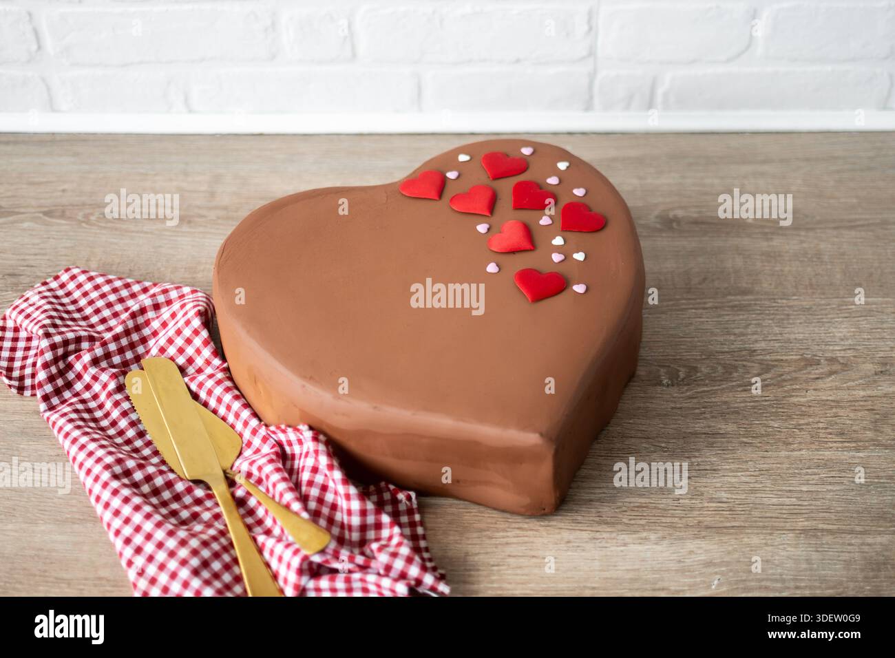 Biscuits en forme de coeur en pain d'épice sur une table en bois Banque D'Images