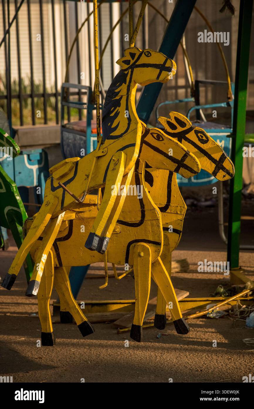Animaux en bois d'un carrousel de foire. Ambositra, Madagascar Banque D'Images