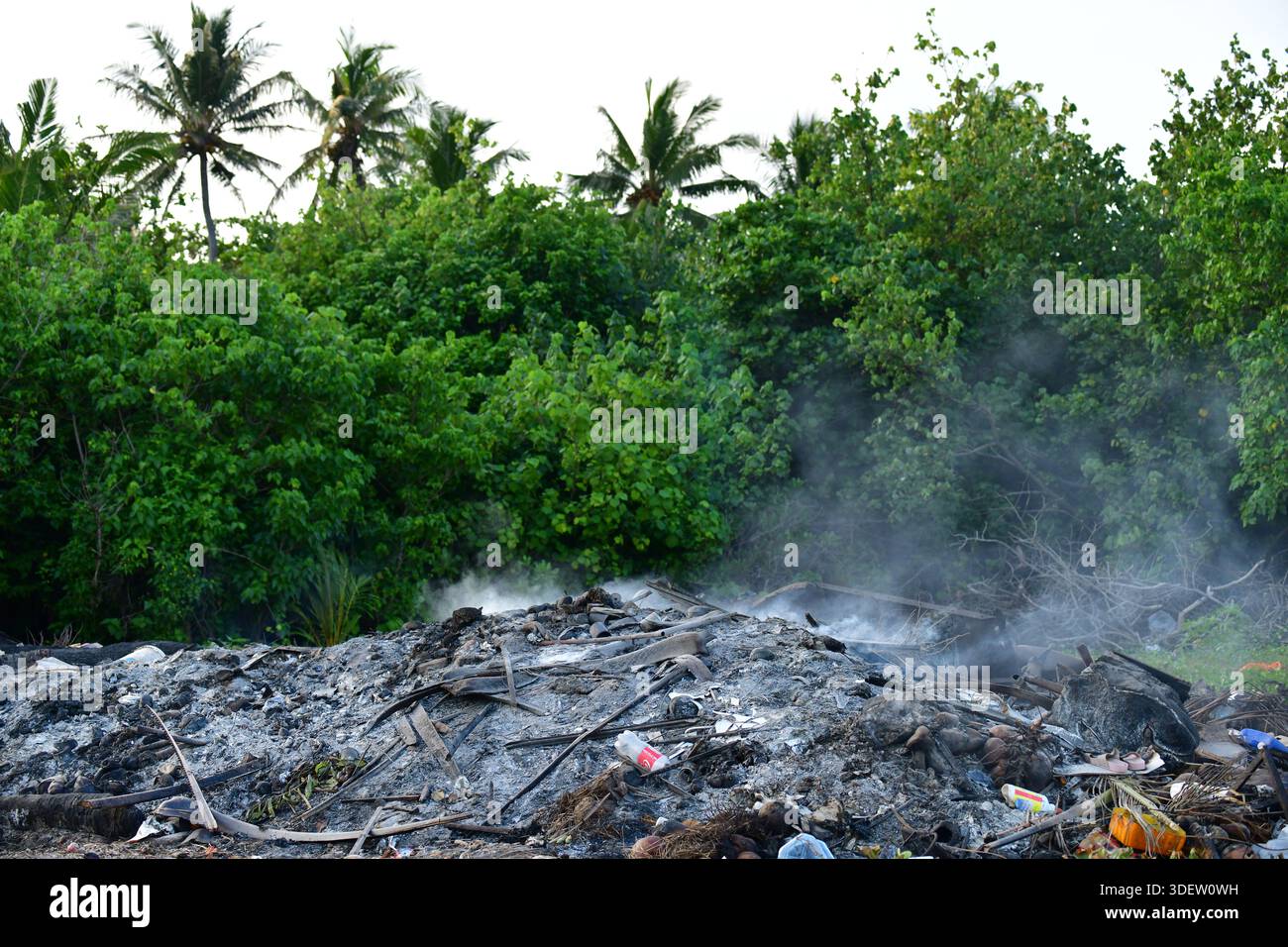 Décharge de déchets brûlants. Îles à problèmes d'ordures. Maldives, Asie Banque D'Images