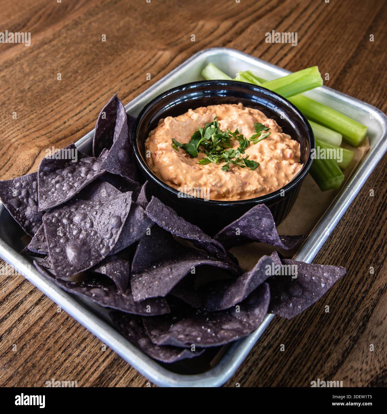 Trempette au fromage Pimento avec chips de tortilla de maïs bleu et céleri Banque D'Images