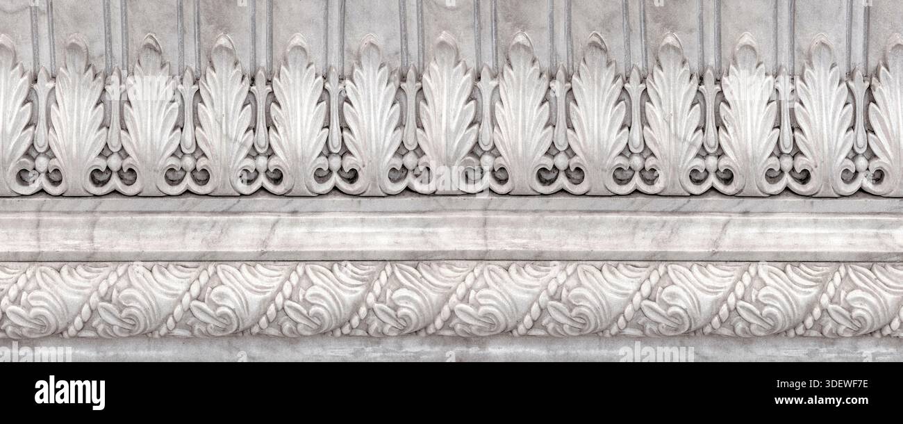 Sculpture en marbre blanc montrant des détails architecturaux classiques complexes et des motifs décoratifs Banque D'Images