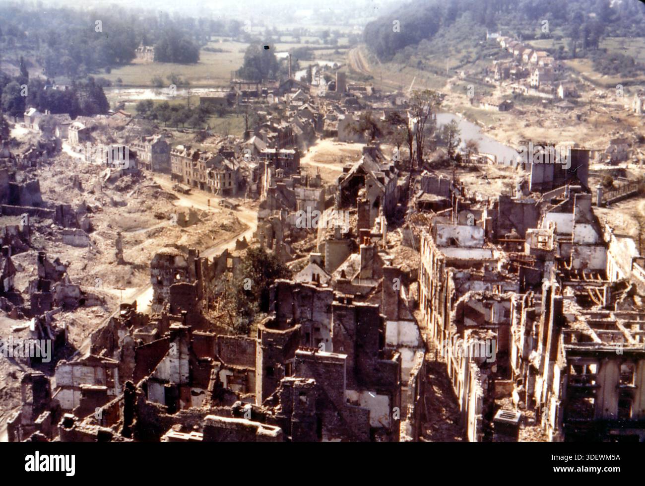 La ville détruite de St Lô en Normandie en 1944. Saint-Lô a été lourdement bombardé par les Alliés pour empêcher les Allemands de l'utiliser comme base. La ville a été détruite à 95%. Le 6 juin 1944, une énorme force d'invasion Alllied impliquant 7000 navires et 140 000 hommes débarque avec succès sur les côtes françaises et établit cinq têtes de plage. Une campagne de tromperie réussie signifiait qu'une grande partie de la résistance allemande était à Calais et que les pertes étaient relativement peu nombreuses compte tenu de l'ampleur et des dangers de l'opération. Banque D'Images
