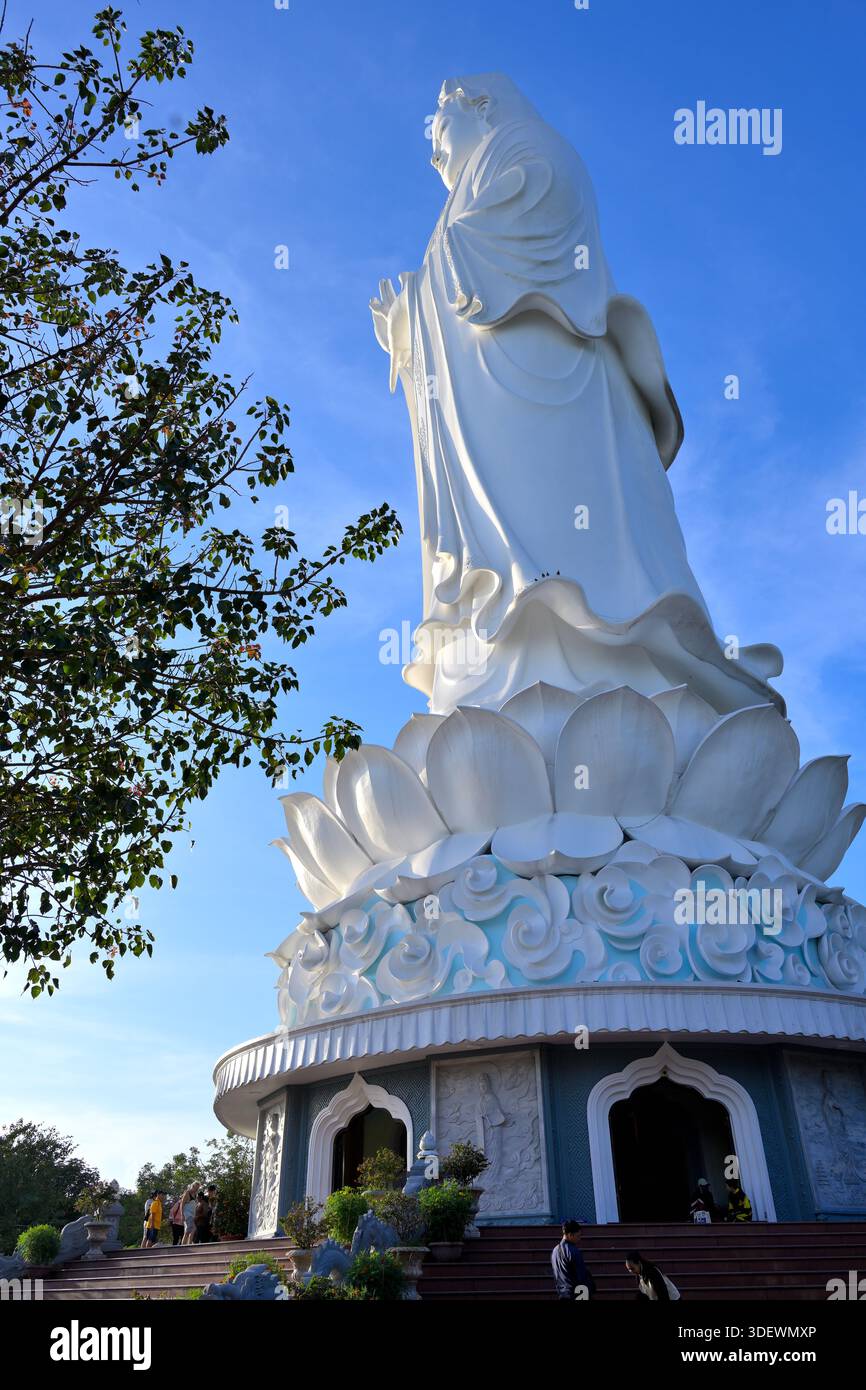 La statue de Lady Buddha Da Nang à l'intérieur de la pagode Linh Ung à son Tra Mountain, Da Nang VN Banque D'Images