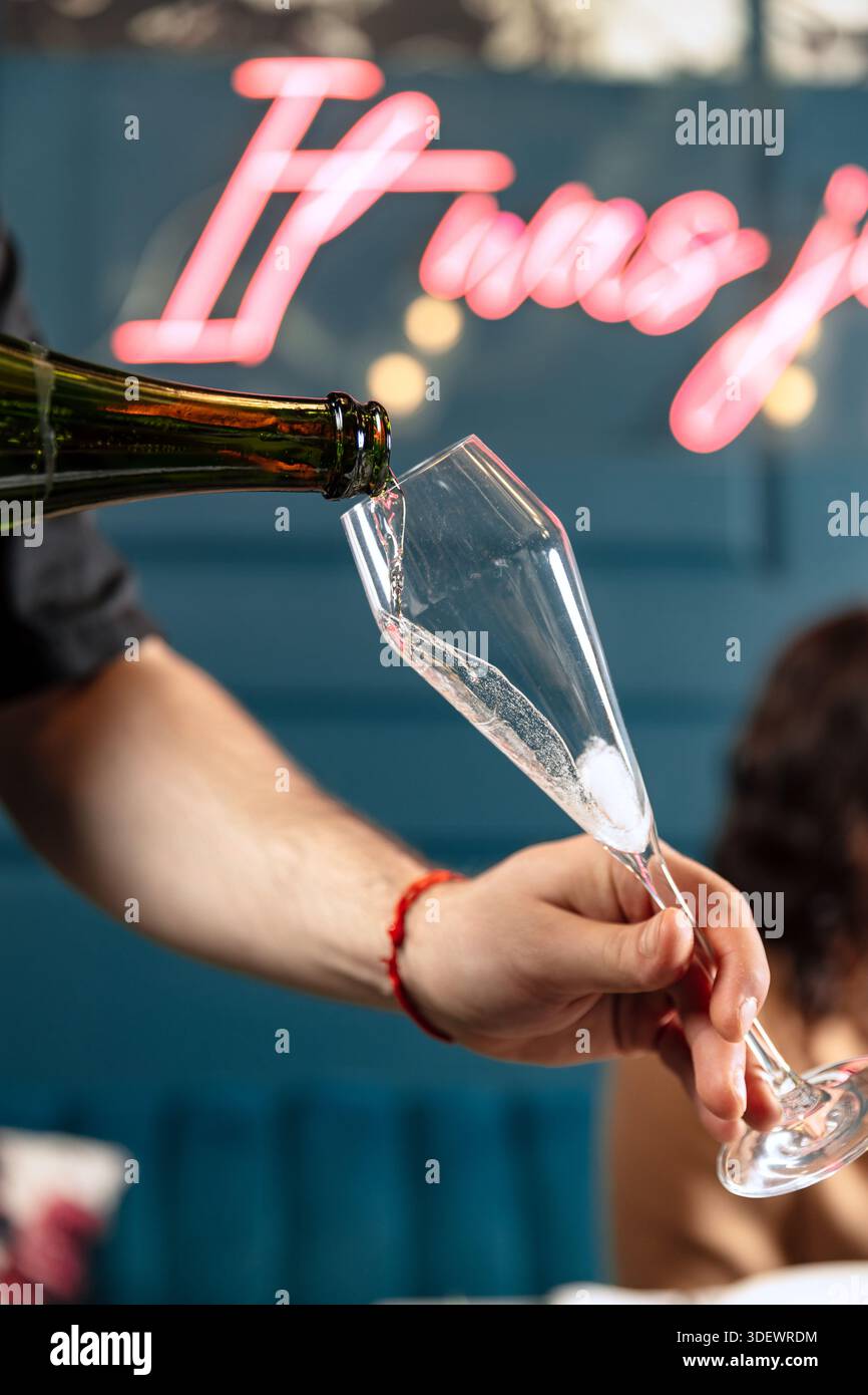 Homme versant du champagne Sekt pendant la fête Banque D'Images