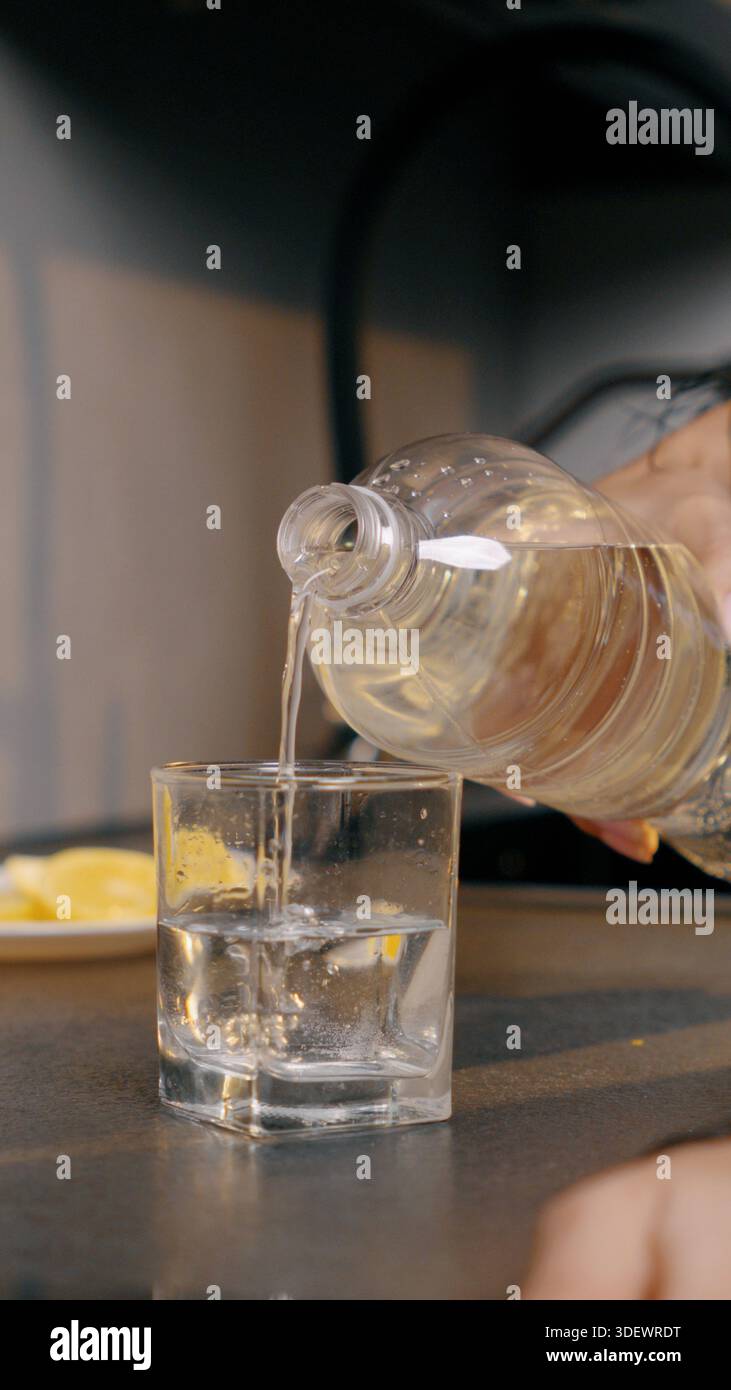 Eau qui s'écoule dans le verre – gros plan Banque D'Images