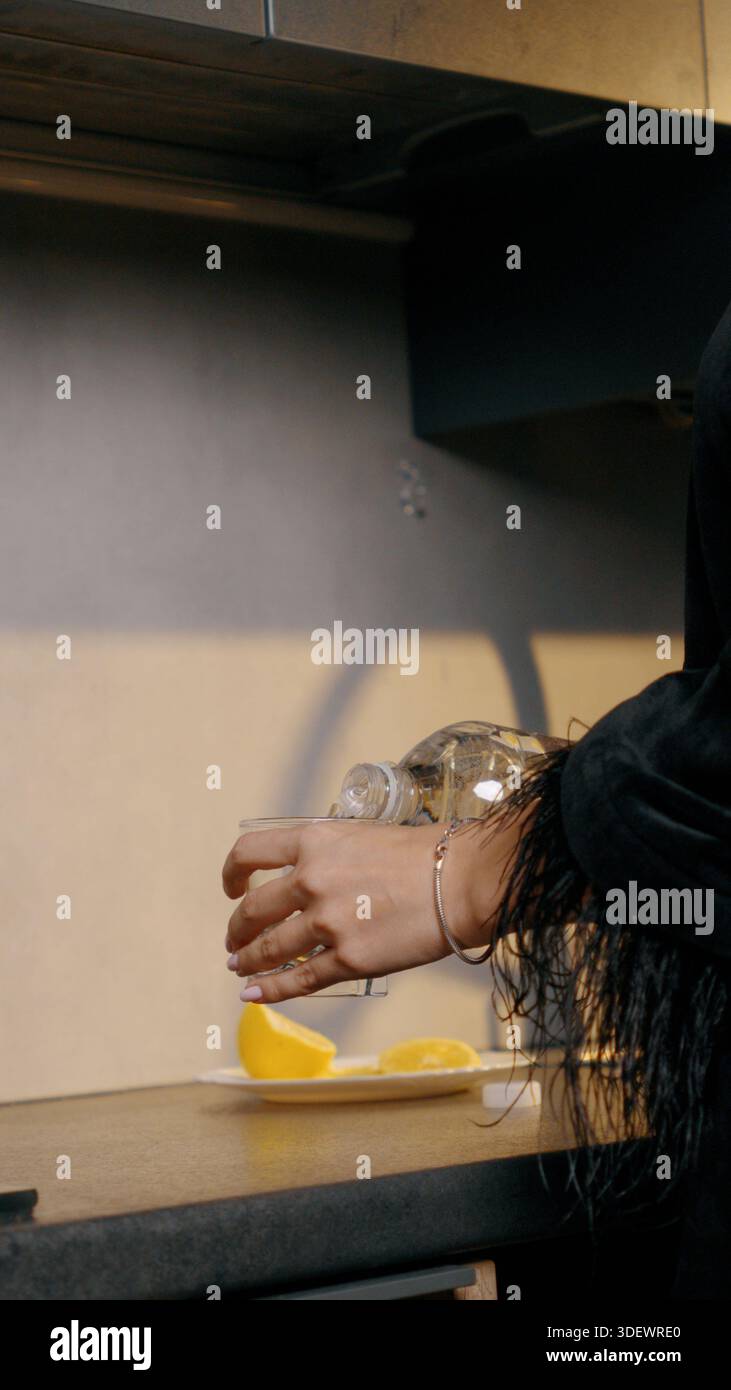 Eau qui se déverse dans le verre – prise de vue contextuelle Banque D'Images