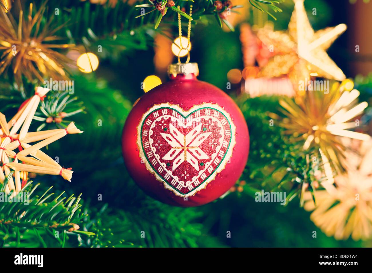 Boule de Noël suspendue sur un arbre de Noël, Noël Banque D'Images