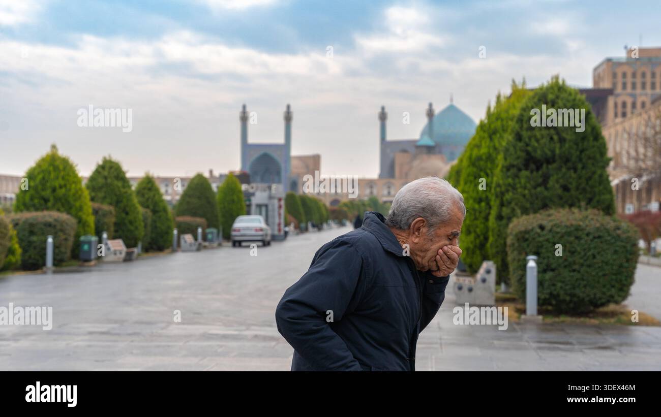 La mosquée Shah et les calèches tirées par des chevaux à Naqsh-e Jahan Square, Ispahan, Iran Banque D'Images