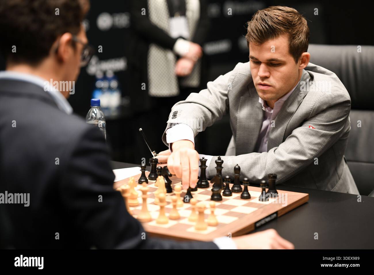 Londres, Royaume-Uni. 22 novembre, 2018. Magnus Carlsen est en concurrence contre Fabiano Caruana dans le monde d'échecs. Banque D'Images