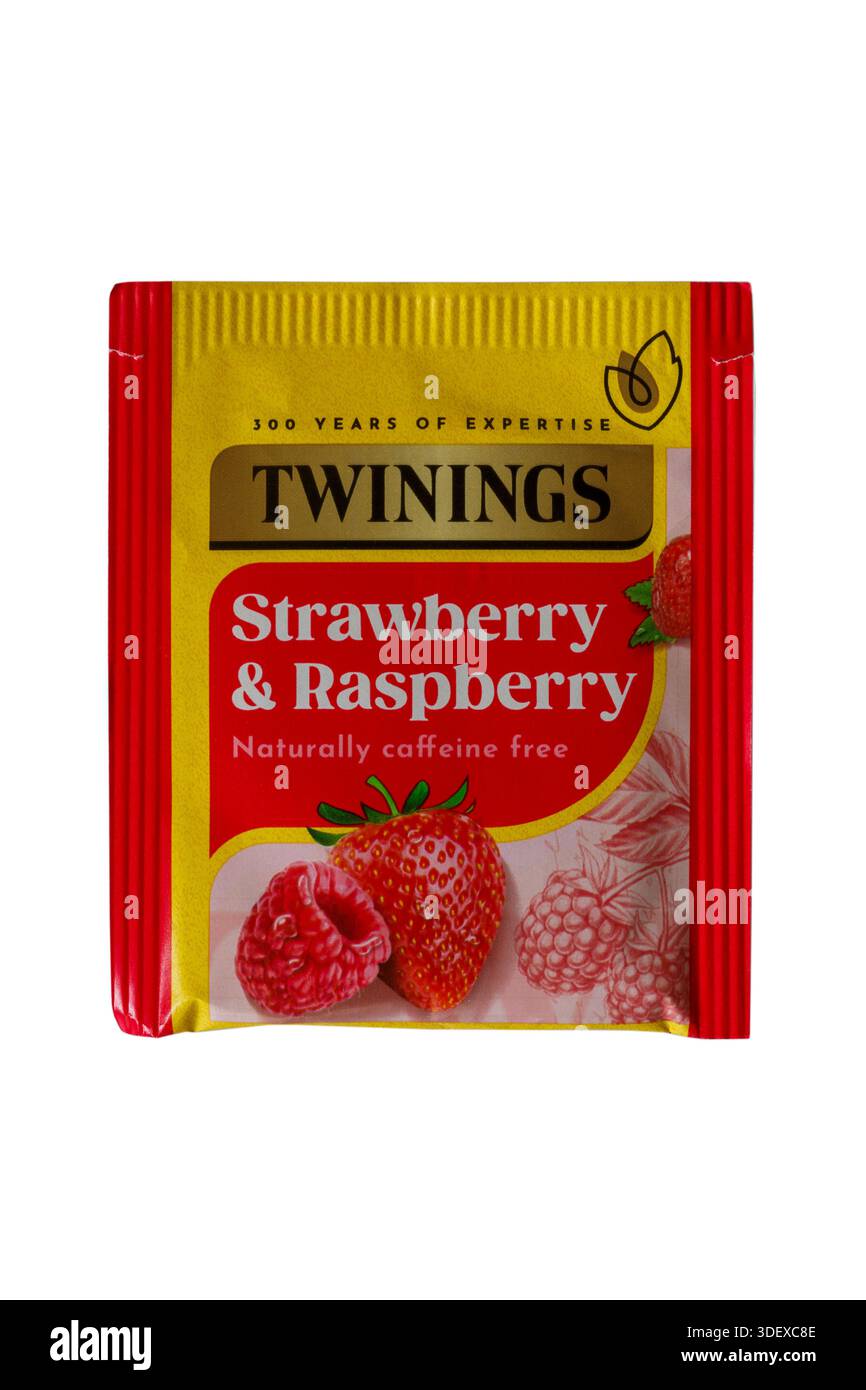 Sachet de thé Twinings Strawberry & Raspberry Teabag sachet isolé sur fond blanc - naturellement sans caféine Banque D'Images