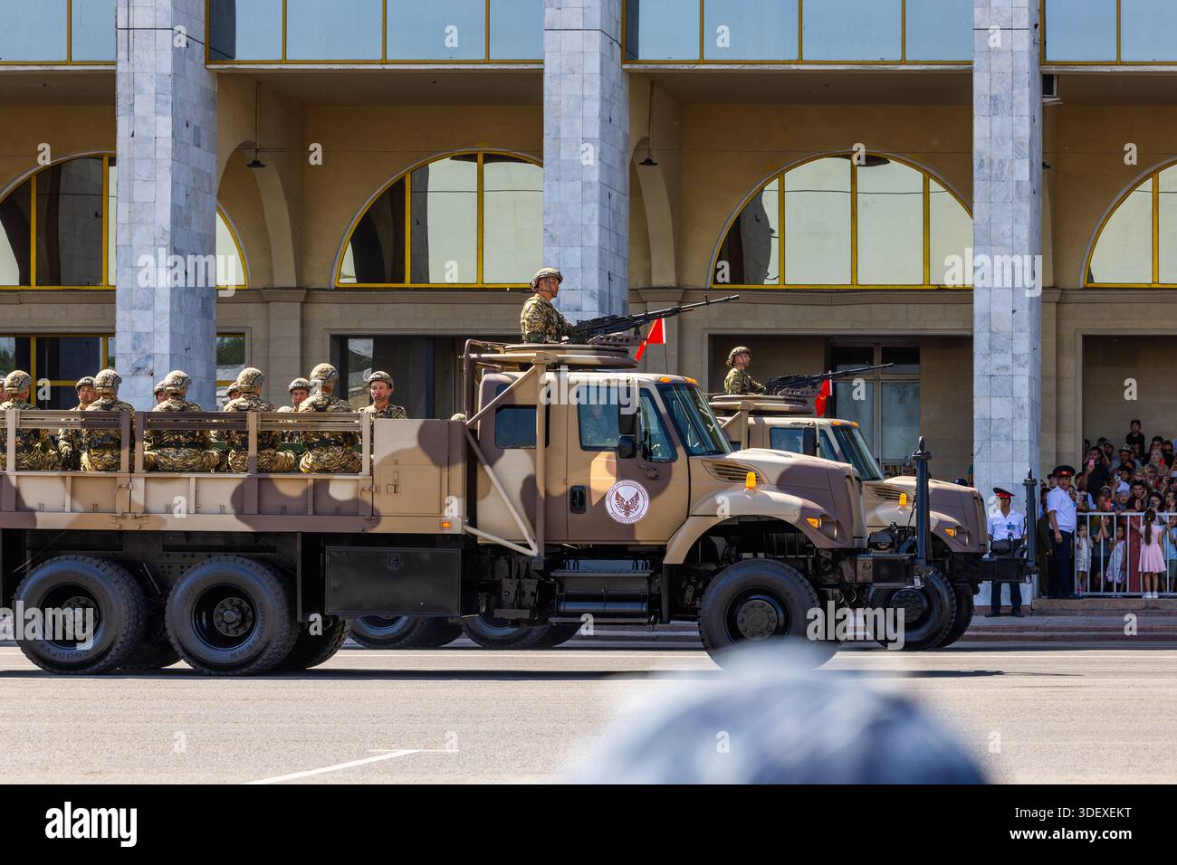 Personnel militaire dans des camions lors de la parade de la victoire militaire urbaine à Bichkek, Kirghizistan - 8 mai 2025 Banque D'Images