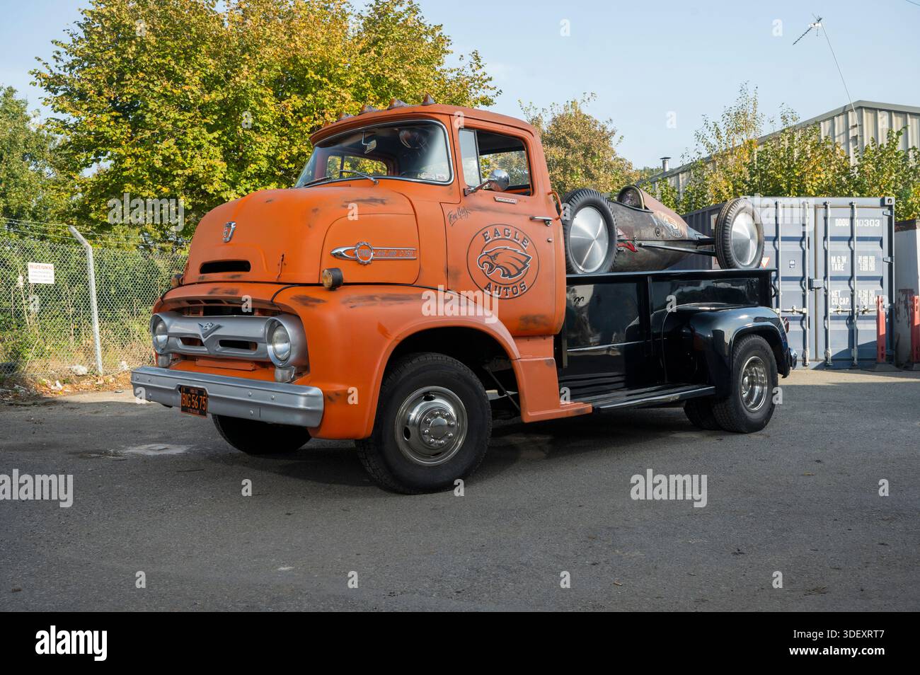 Ford CoE 1940/50s camion américain avec un coureur de réservoir de chute sur le lit Banque D'Images