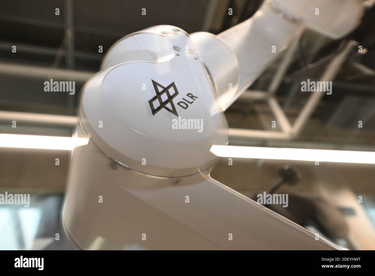 26 novembre 2025, Bavière, Oberpfaffenhofen : un joint avec DLR écrit dessus peut être vu à l'Institut de robotique et de mécatronique du Centre aérospatial allemand (DLR) à Oberpfaffenhofen. Photo : Felix Hörhager//dpa Banque D'Images