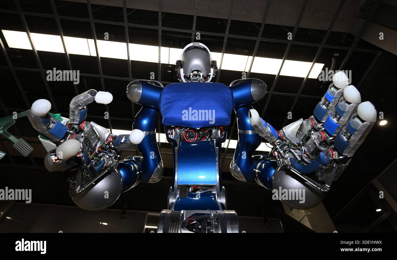 26 novembre 2025, Bavière, Oberpfaffenhofen : le robot Agile Justin est exposé à l'Institut de robotique et de mécatronique du Centre aérospatial allemand (DLR) à Oberpfaffenhofen. Photo : Felix Hörhager//dpa Banque D'Images
