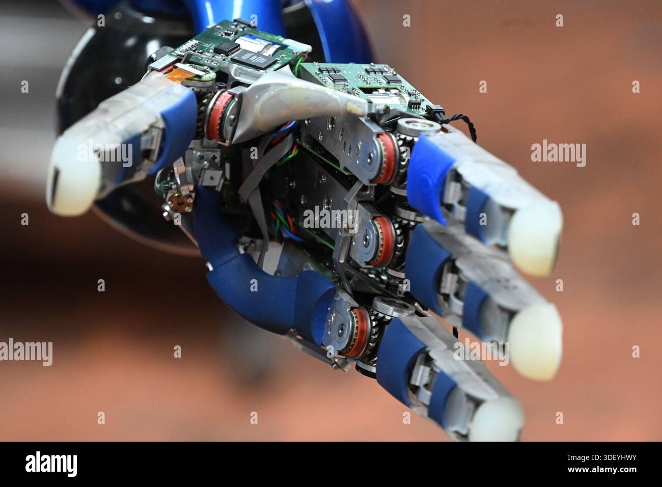 26 novembre 2025, Bavière, Oberpfaffenhofen : une main du robot Rollin' Justin peut être vue à l'Institut de robotique et de mécatronique du Centre aérospatial allemand (DLR) à Oberpfaffenhofen. Photo : Felix Hörhager//dpa Banque D'Images