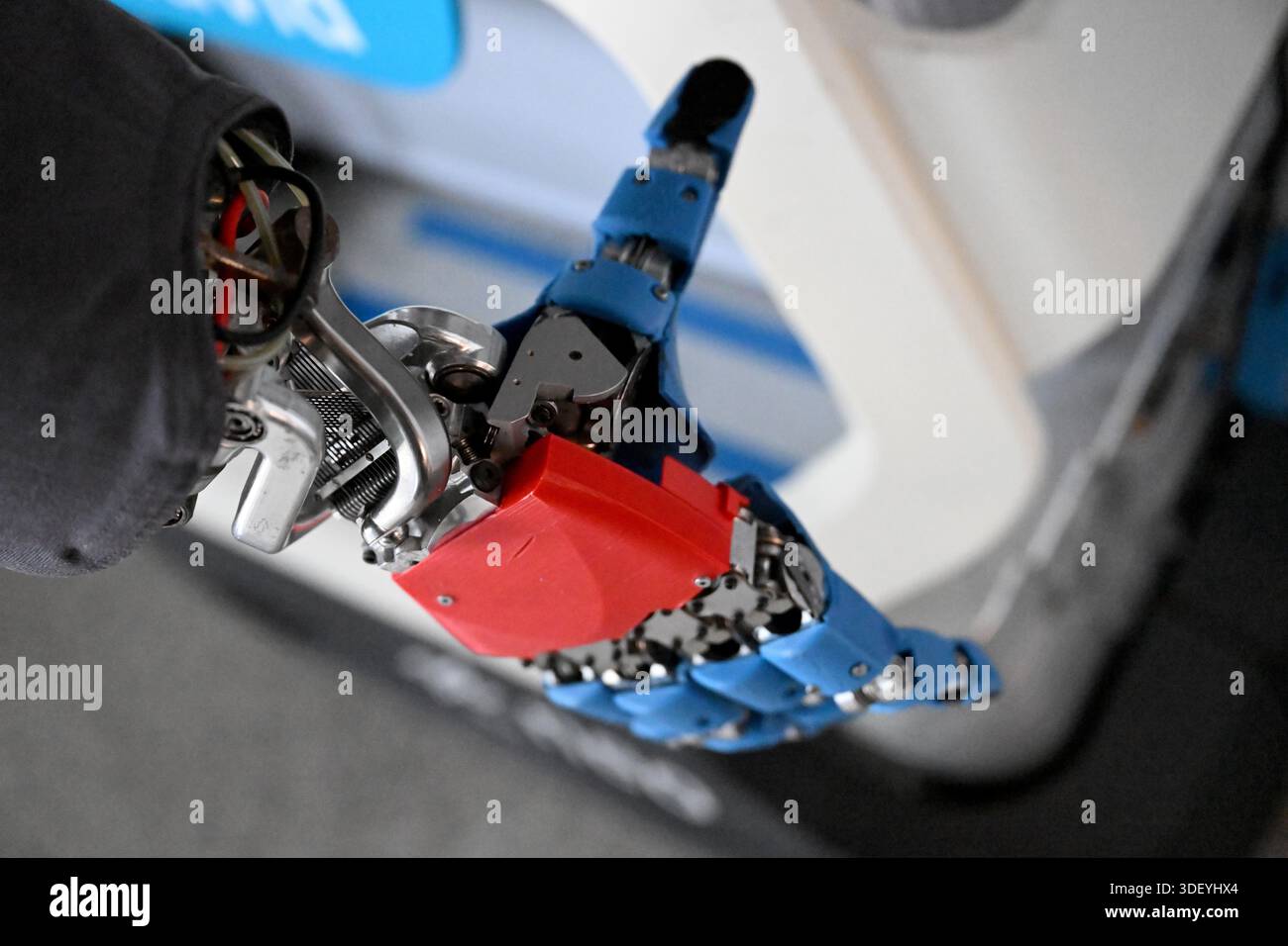26 novembre 2025, Bavière, Oberpfaffenhofen : une main de David le robot peut être vu à l'Institut de robotique et de mécatronique du Centre aérospatial allemand (DLR) à Oberpfaffenhofen. Photo : Felix Hörhager//dpa Banque D'Images