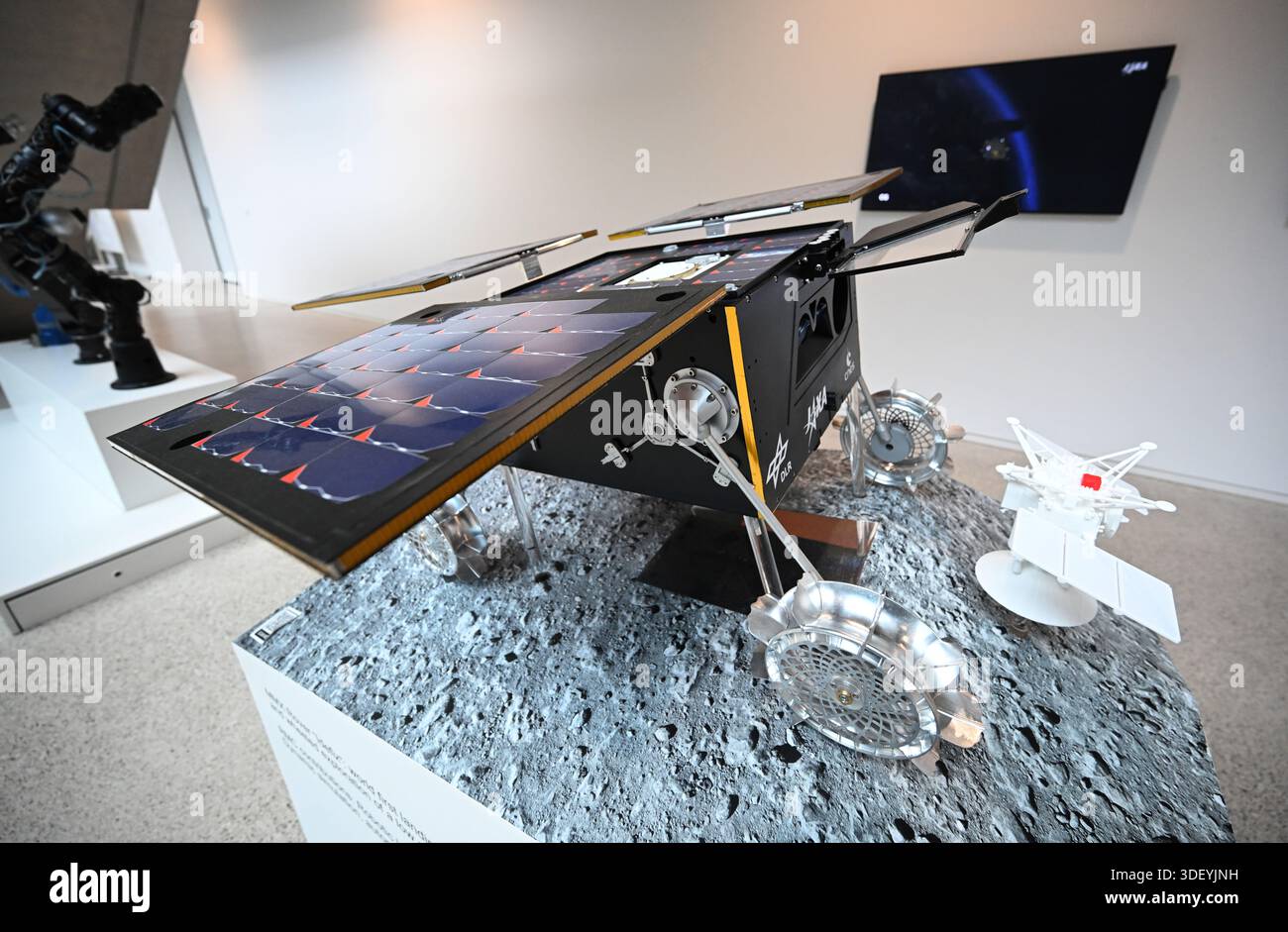 26 novembre 2025, Bavière, Oberpfaffenhofen : un Rover MMX Idefix est situé à l'Institut de robotique et de mécatronique du Centre aérospatial allemand (DLR) à Oberpfaffenhofen. Le MMX Rover Idefix est un effort conjoint de la JAXA, du CNES et du DLR dans le cadre de la mission MMX. Photo : Felix Hörhager//dpa Banque D'Images