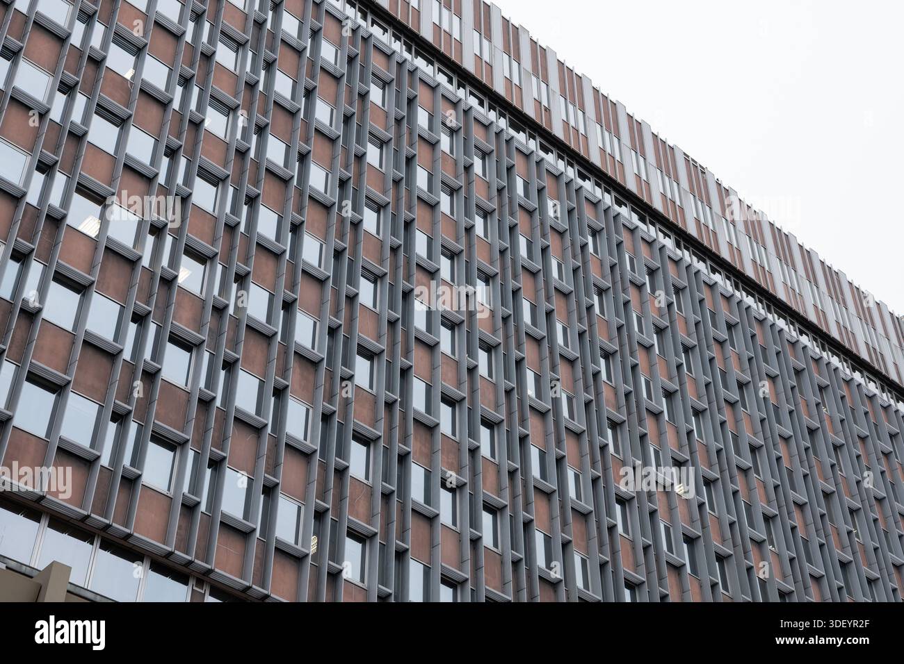 Façade de l'immeuble de bureaux Centrotex à Prague. Le brutalisme en Europe de l'est. Style architectural avec des formes de blocs. Point de repère dans Praha 4. Banque D'Images