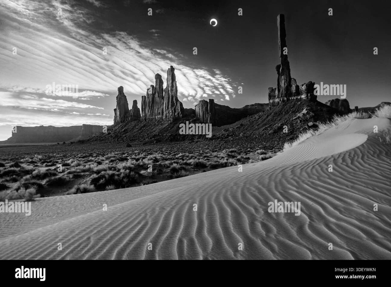 Yei Bi Chi le matin, avec éclipse annulaire ajoutée, Monument Valley, Arizona Banque D'Images