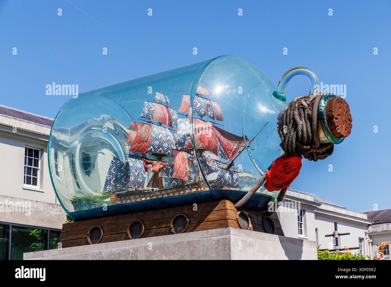 Navire de Nelson HMS Victory dans une bouteille à l'entrée du National maritime Museum, Greenwich, Londres, Angleterre, Royaume-Uni Banque D'Images