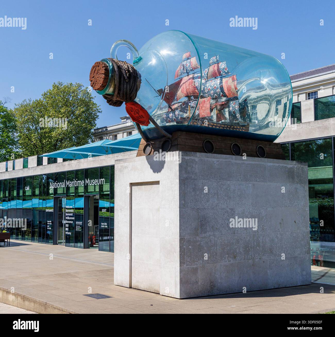 Navire de Nelson HMS Victory dans une bouteille à l'entrée du National maritime Museum, Greenwich, Londres, Angleterre, Royaume-Uni Banque D'Images