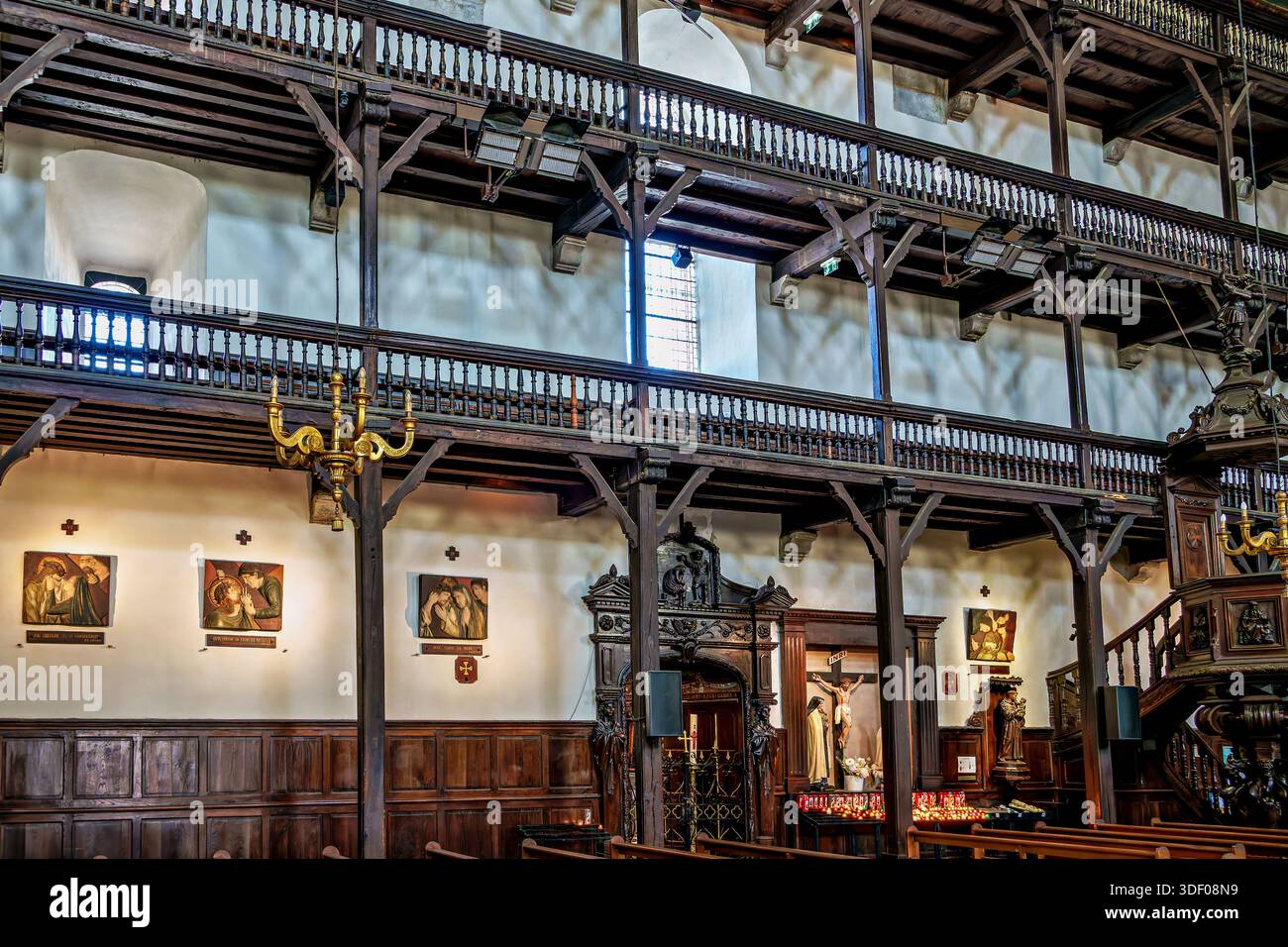 Intérieur de : l'église Jean Baptiste (Saint Jean Baptiste), l'un des monuments les plus importants de Saint Jean de Luz en France, en Europe Banque D'Images