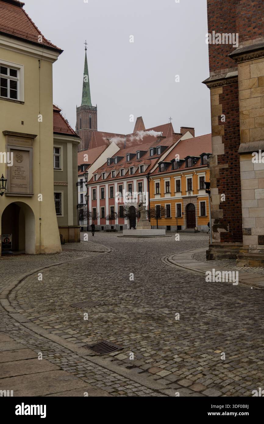 Place historique calme avec des maisons de ville colorées à Wroclaw Banque D'Images
