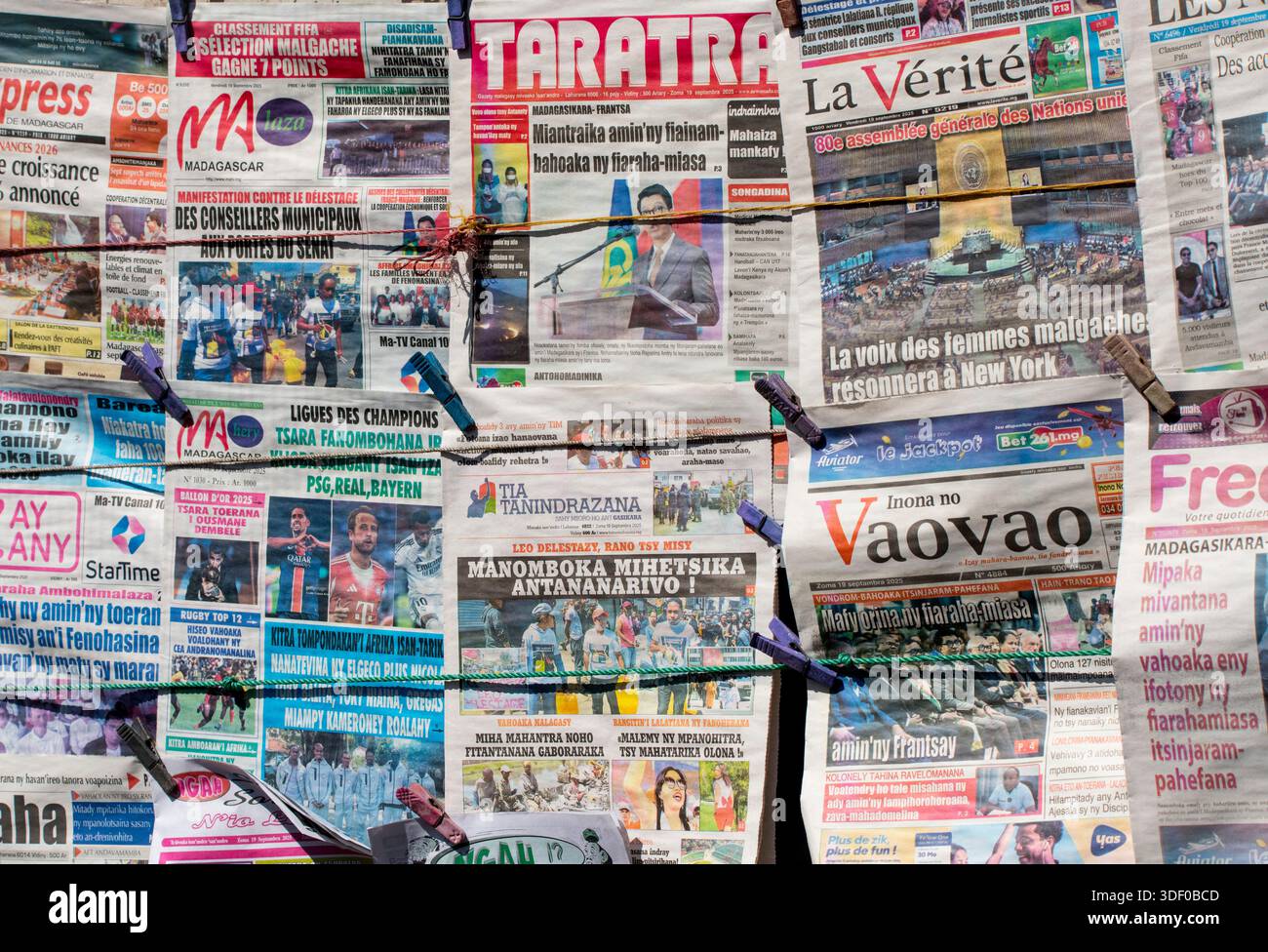 À Antananarivo, Madagascar, une variété de journaux de langue française et malgache sont affichés et disponibles à la vente. Il s'agit notamment de grandes publications quotidiennes qui couvrent les nouvelles locales et nationales et sont un spectacle commun dans les kiosques à journaux et les fournisseurs Banque D'Images