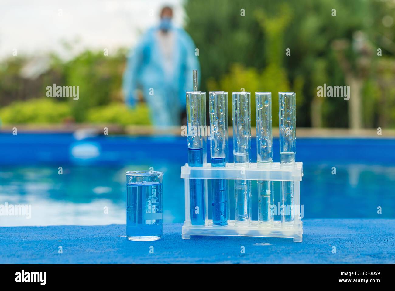 Vérifiez l'analyse de l'eau de la piscine. Mise au point sélective. nature. Banque D'Images