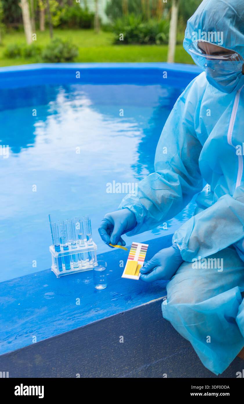 Vérifiez l'analyse de l'eau de la piscine. Mise au point sélective. nature. Banque D'Images
