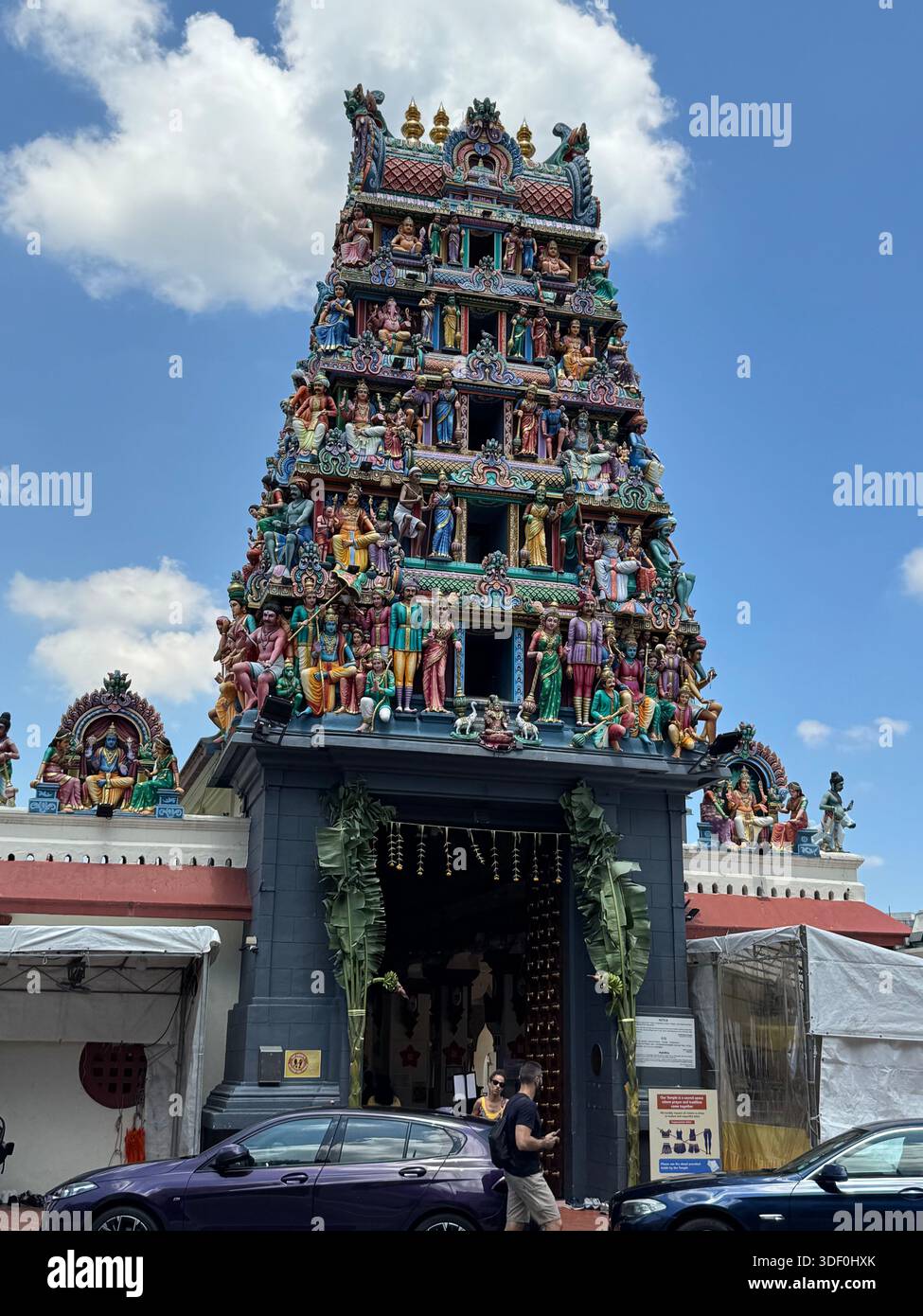 Gopuram orné d'un temple hindou à Singapour, orné de divinités colorées et de sculptures mythologiques. - Image de stock capturée avec un smartphone