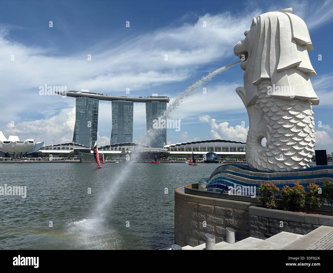 Statue de Merlion jaillissant de l'eau devant Marina Bay Sands et ArtScience Museum - emblématique skyline de Singapour - Image de stock capturée avec un smartphone