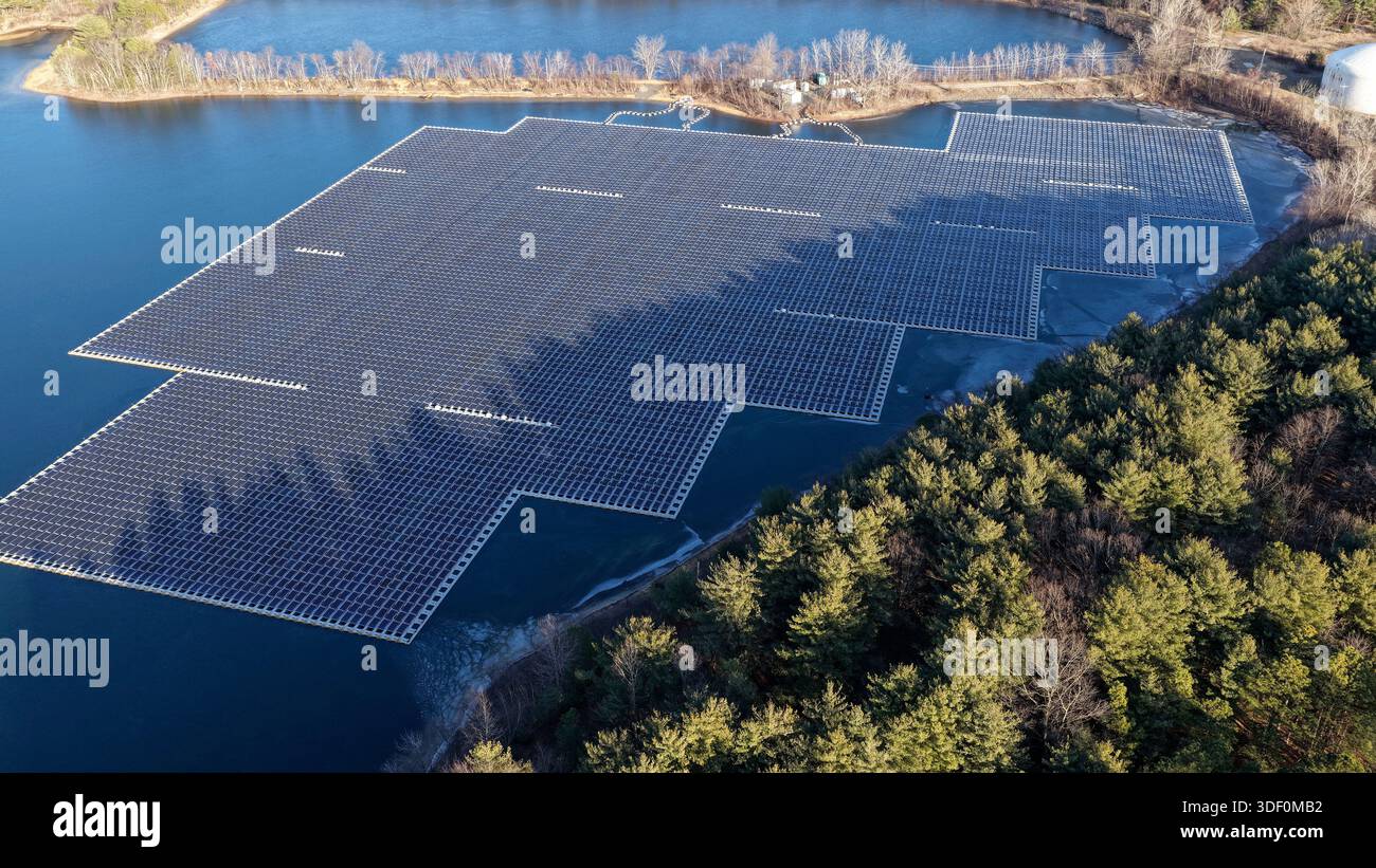 Vue aérienne du panneau solaire flottant sur le réservoir d'eau douce dans le New Jersey Banque D'Images