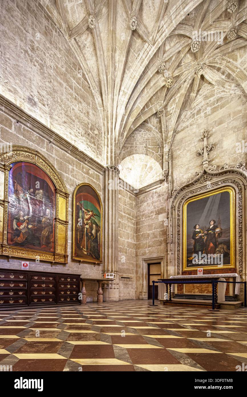Explorez la sacristie des calices de Séville, avec une peinture de Goya ainsi qu'une superbe architecture gothique et un sol à motifs. Riche et historique aes Banque D'Images
