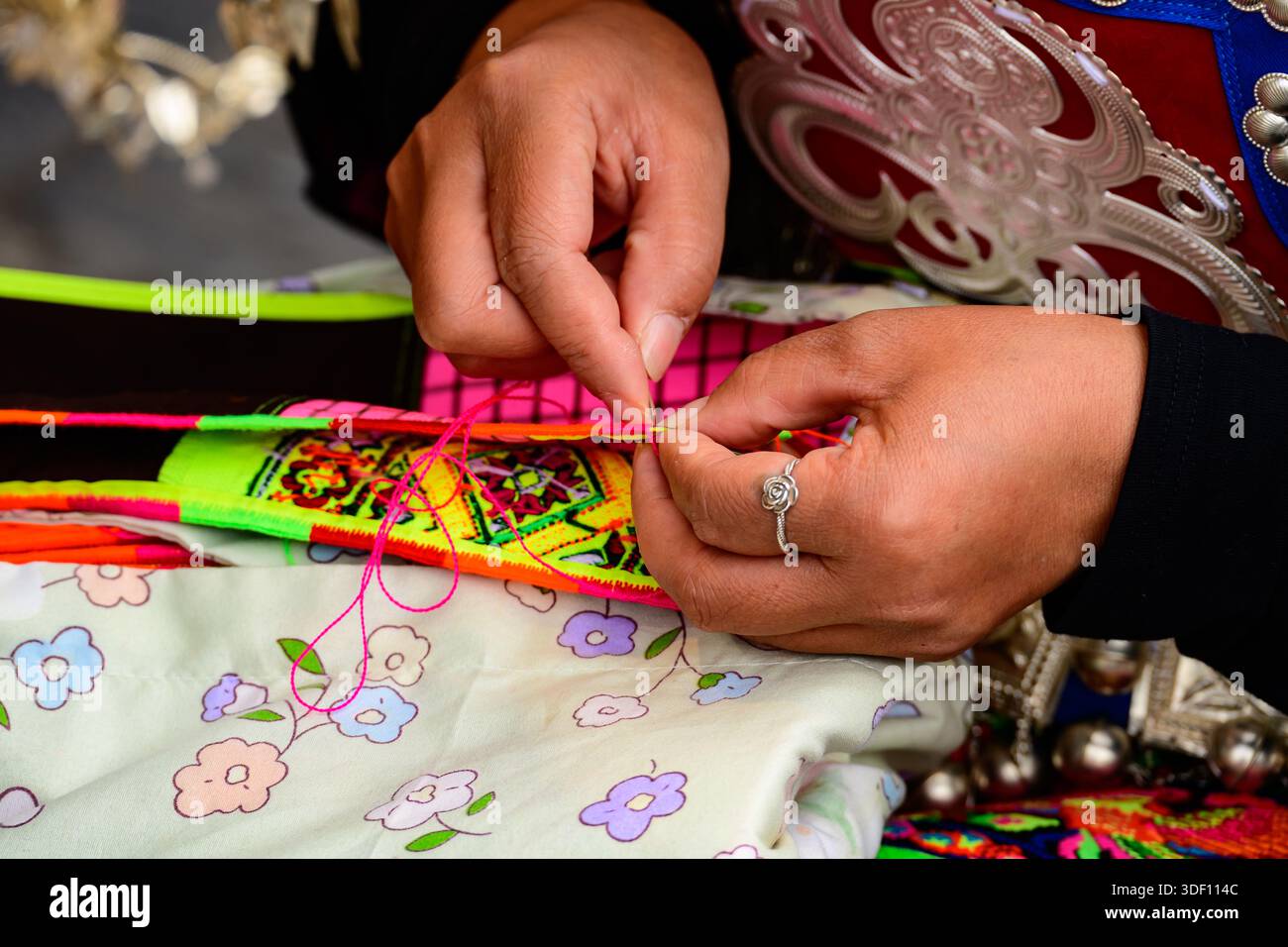 Les mains de Miao Maman fabriquant la broderie Banque D'Images