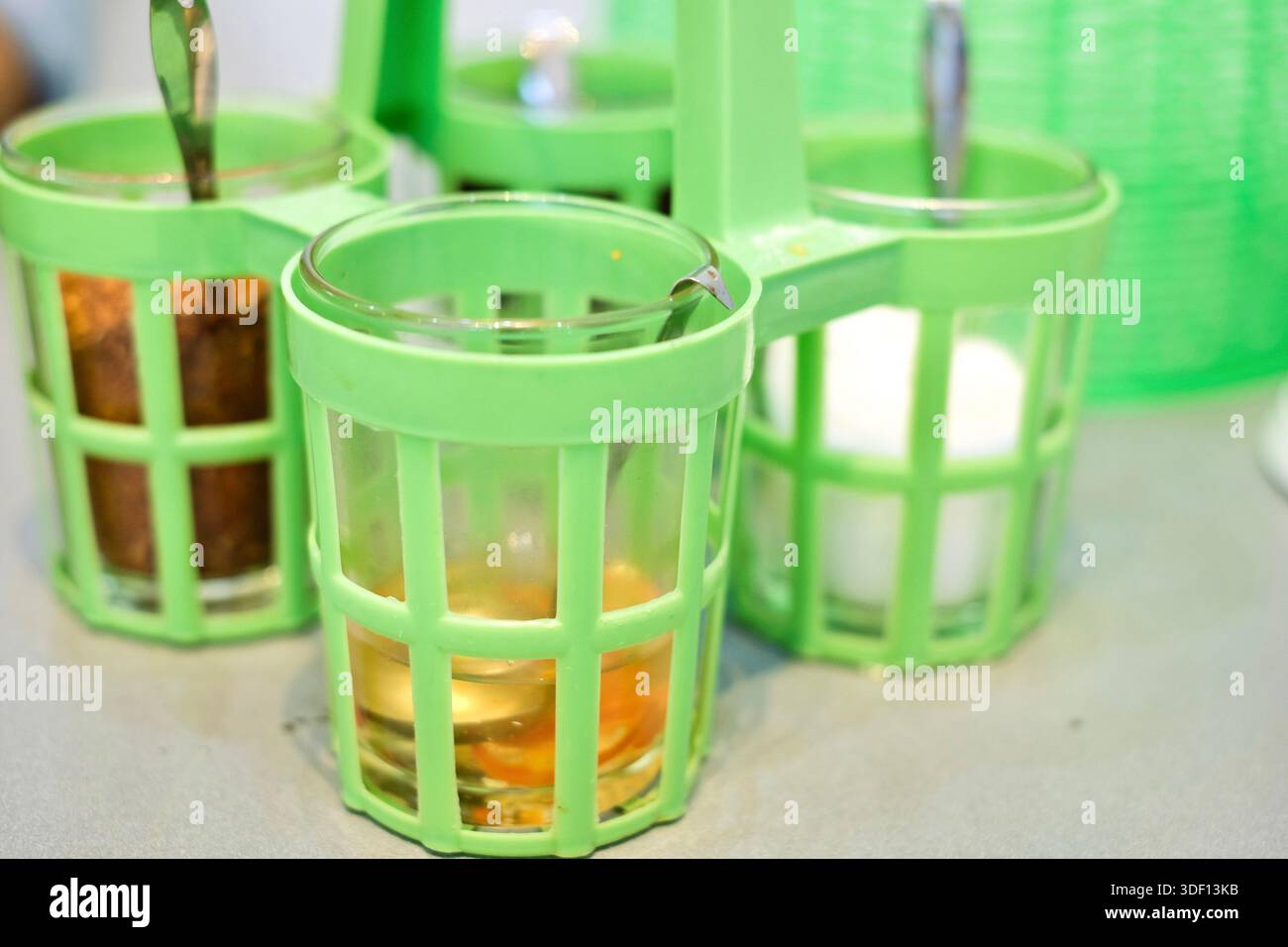 Khrueang phrung, un casier à condiments trouvé dans tous les restaurants thaïlandais ou stands de nourriture, avec des pots de flocons de piment séchés, du sucre, du prik nam pla, de la sauce soja Banque D'Images