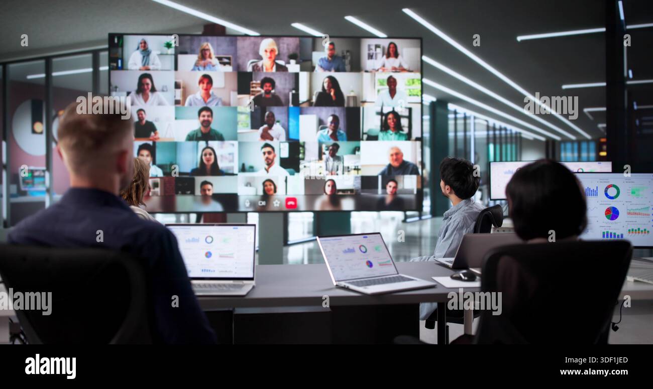 Équipe multiethnique utilisant la visioconférence dans Virtual Office Meeting Banque D'Images