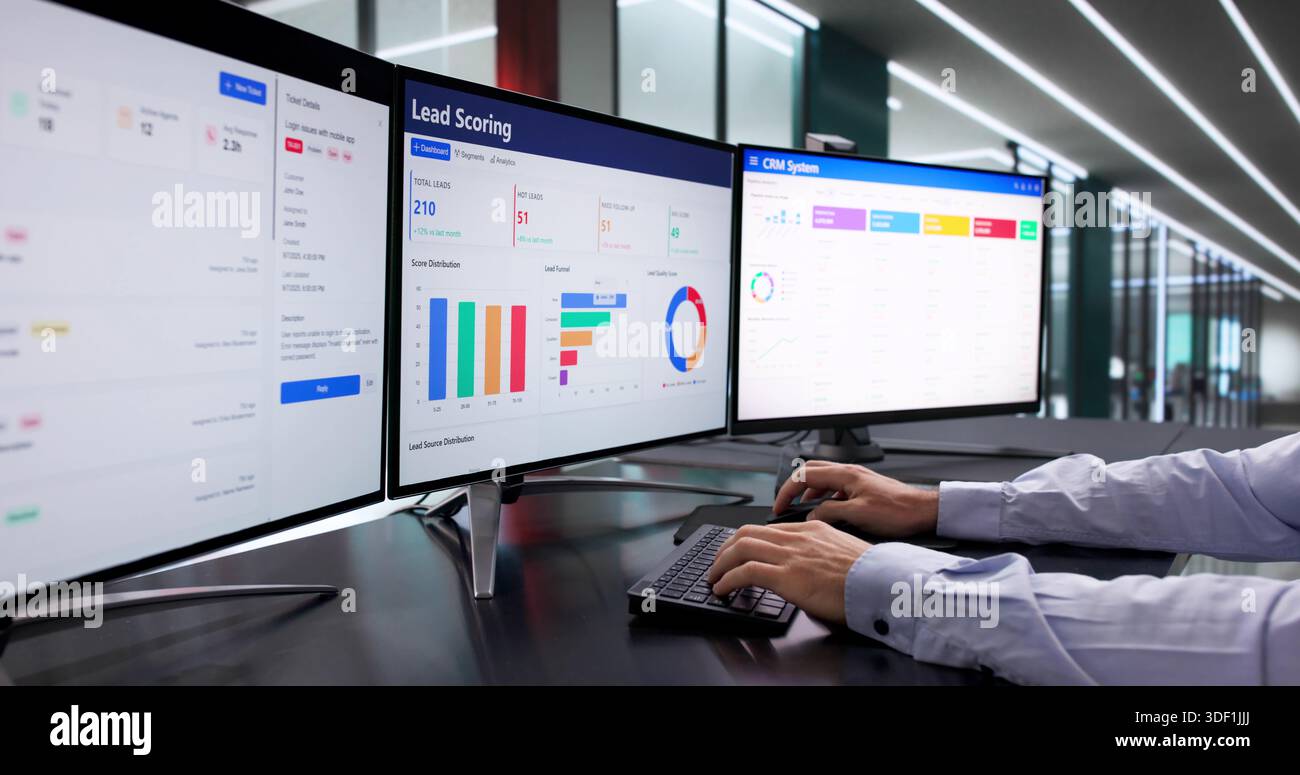 Homme caucasien d'âge moyen utilisant un logiciel CRM pour rationaliser le processus de vente Banque D'Images