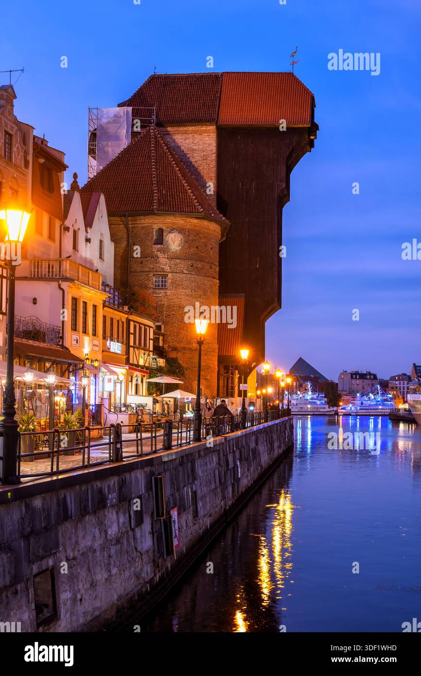 Soirée dans la ville de Gdansk en Pologne. Vieille ville avec grue médiévale sur long Embankment à Motlawa River. Banque D'Images