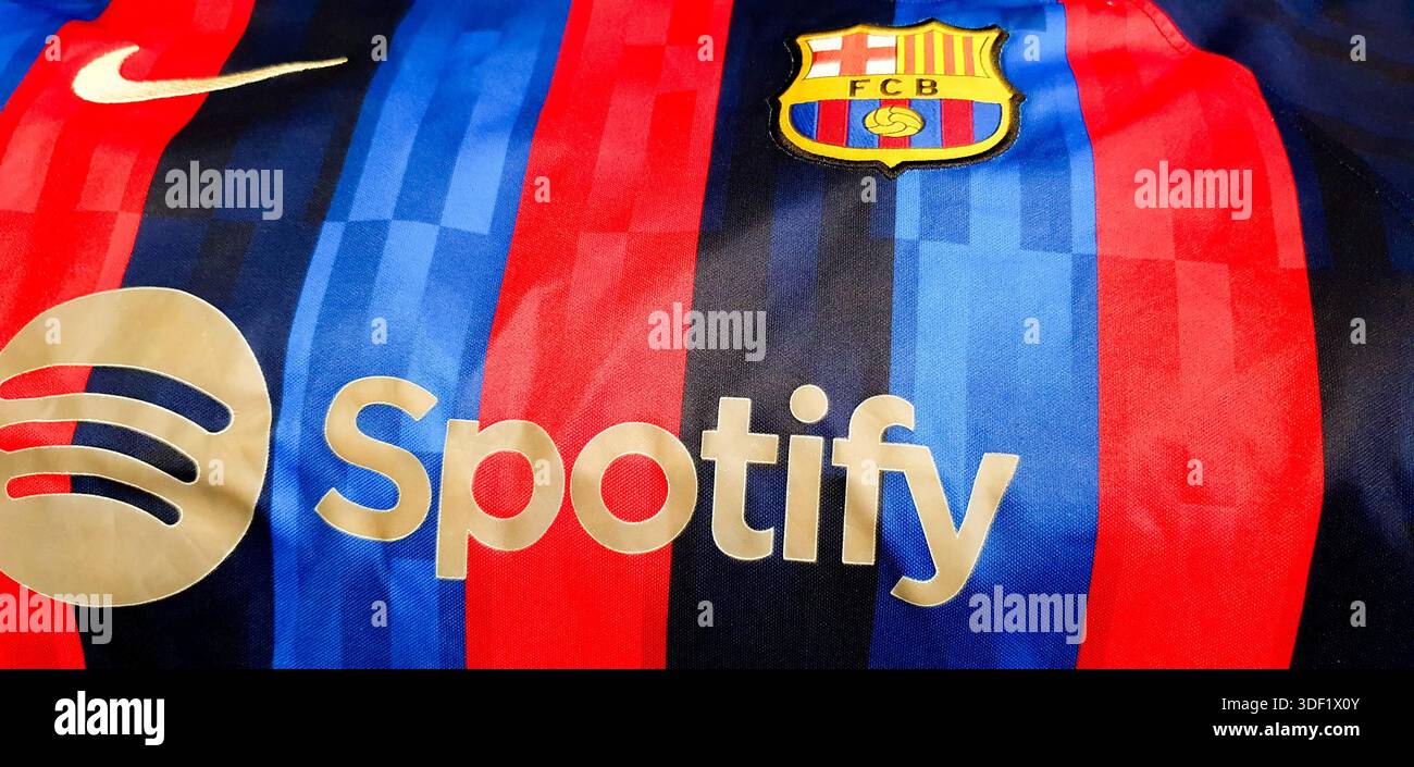 Logo FC Barcelona sur un maillot officiel Banque D'Images