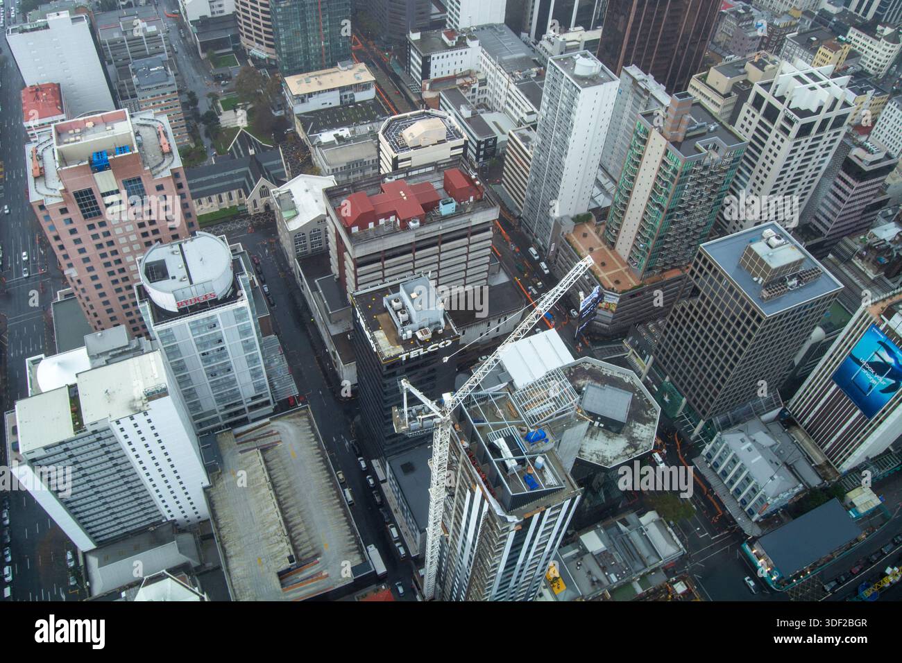 Vue aérienne d'un paysage urbain animé avec un mélange de gratte-ciel modernes, de bâtiments commerciaux et de chantiers de construction. La scène capture le Banque D'Images