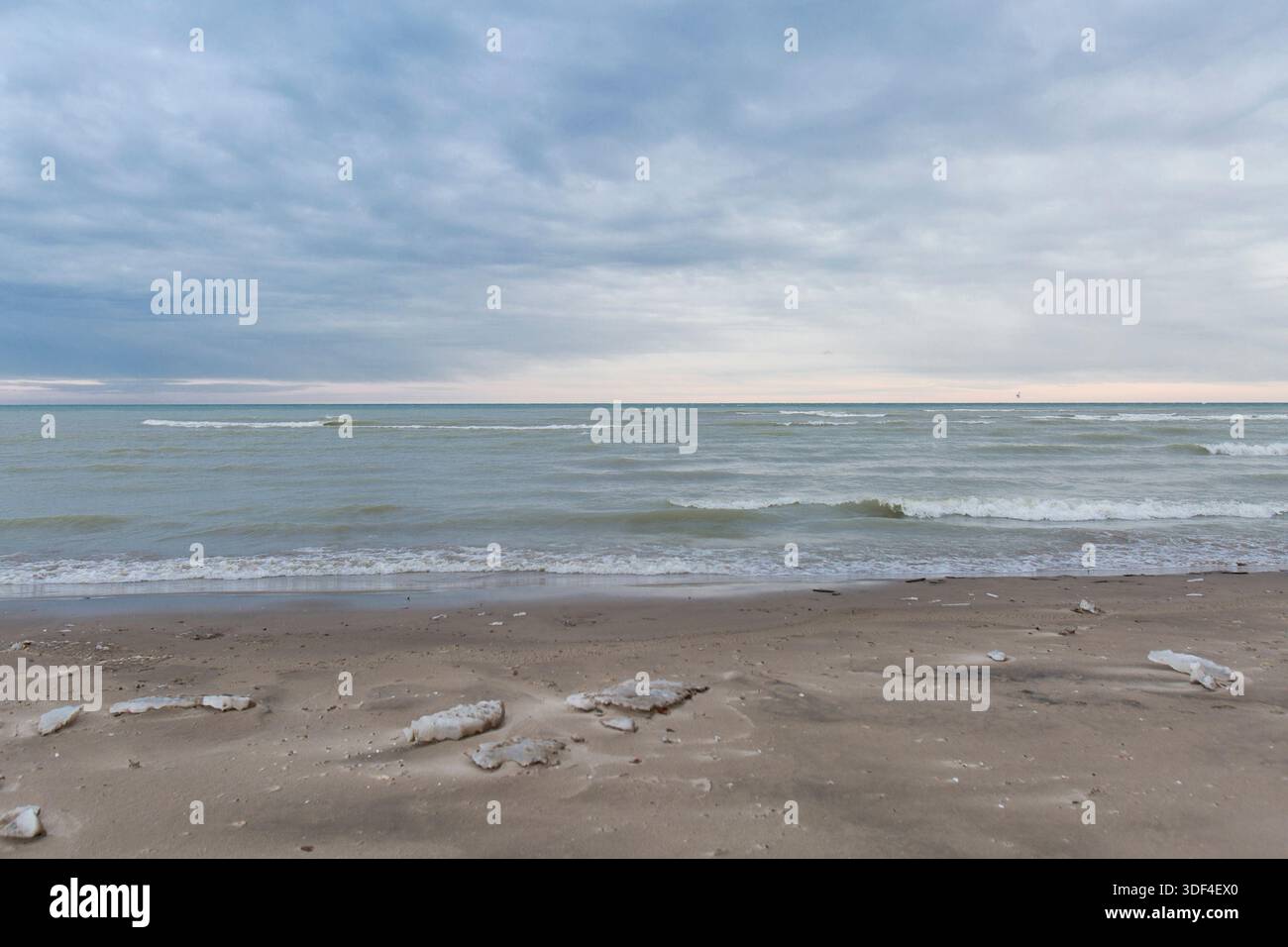 Une journée froide et venteuse à la plage Banque D'Images