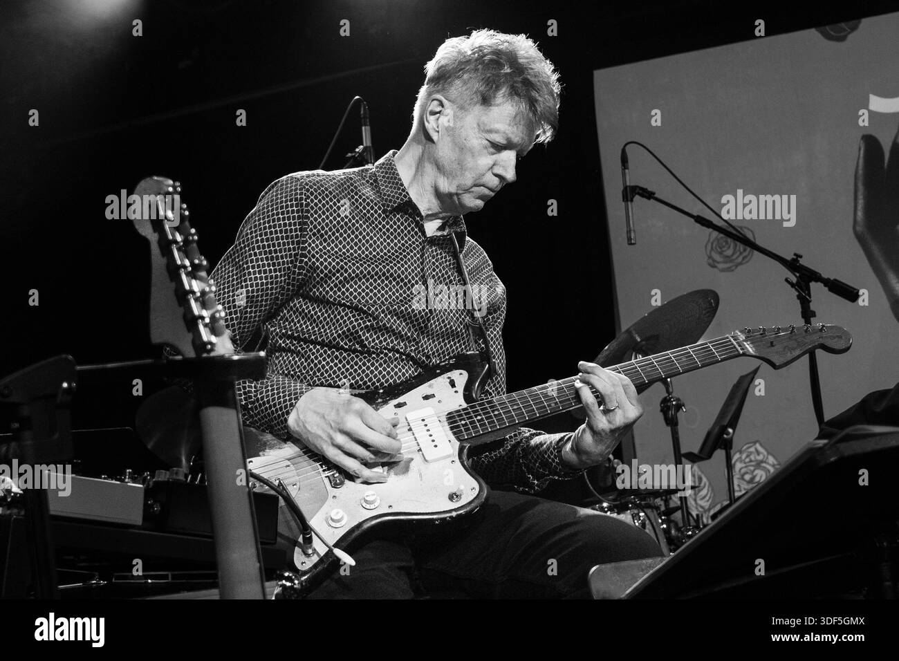 New York, États-Unis. 09 janvier 2026. Nels Cline à la guitare interprète des chansons de Lovers avec orchestre sous la direction de Michael Leonhart lors du Winter JazzFest Manhattan Marathon au poisson Rouge à New York le 9 janvier 2026 crédit : lev Radin/Alamy Live News Banque D'Images