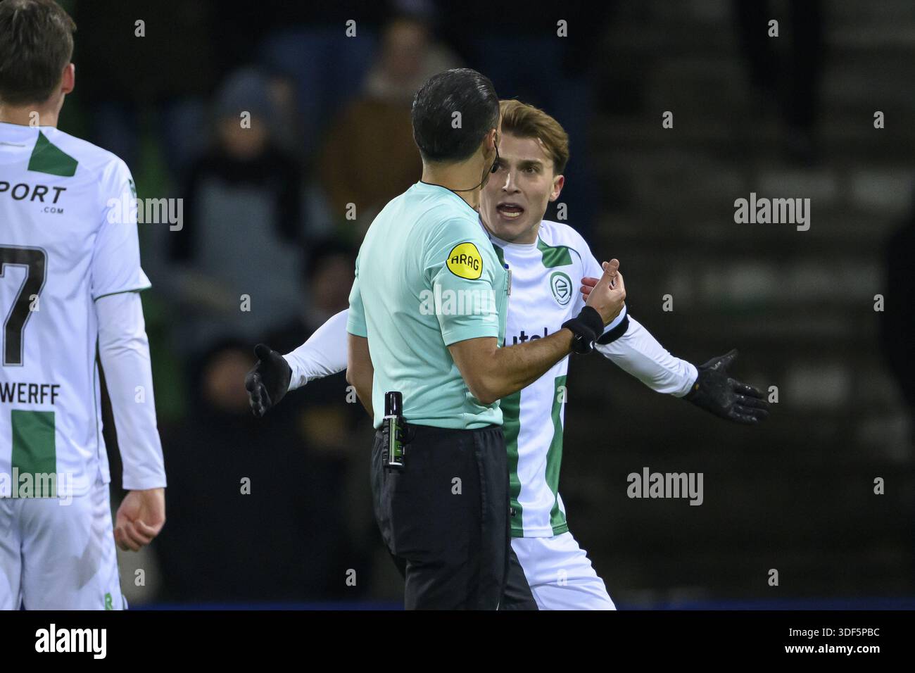 GRONINGEN – Jorg Schreuders du FC Groningen en discussion avec l'arbitre Serdar Gözübüyük lors du match Néerlandais Eredivisie opposant le FC Groningen au NAC Breda au stade Euroborg le 10 janvier 2026 à Groningen, pays-Bas. COR LASKER / ANP Banque D'Images