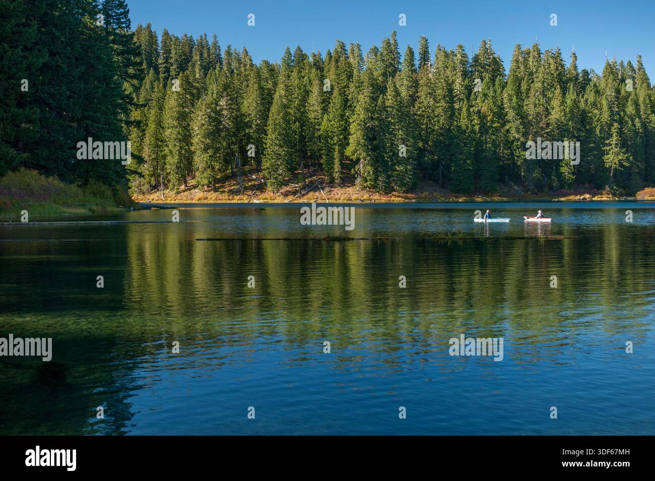Plaisanciers sur le lac Clear de l'Oregon près de Santiam Pass Banque D'Images