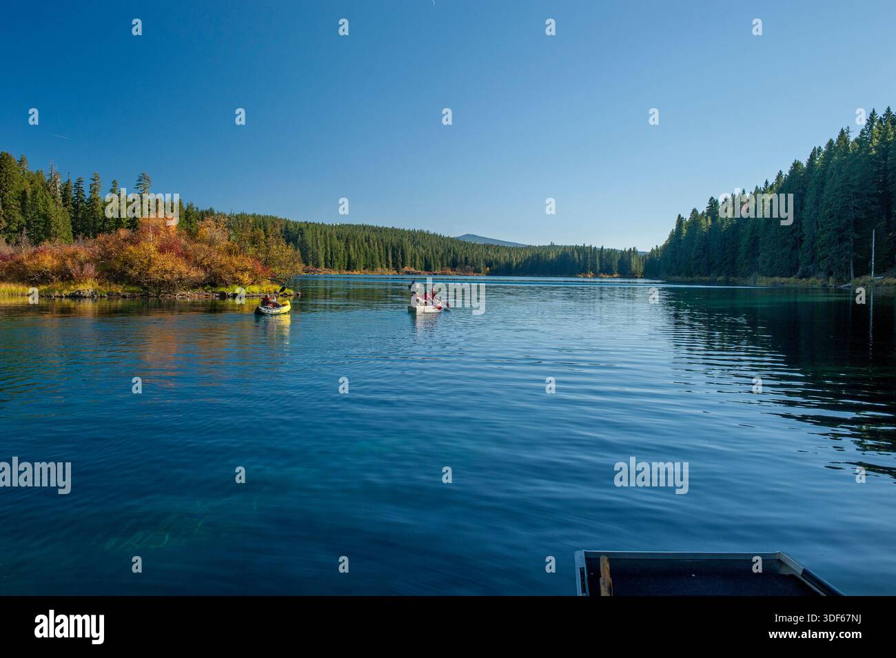 Clear Lake de l'Oregon, près du col Santiam, par une belle journée d'automne Banque D'Images